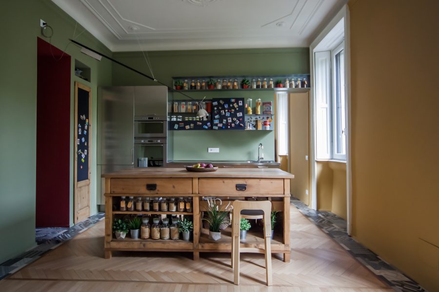 Cucina con tavolo